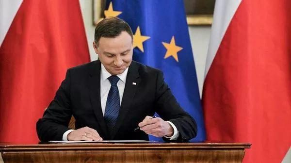 波兰总统签署“星期日法案”